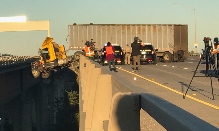 Interstate Trucking Reviews >> Semi truck nearly falls off overpass after swerving to ... Interstate Trucking Reviews >> Semi truck nearly falls off overpass after swerving to ...